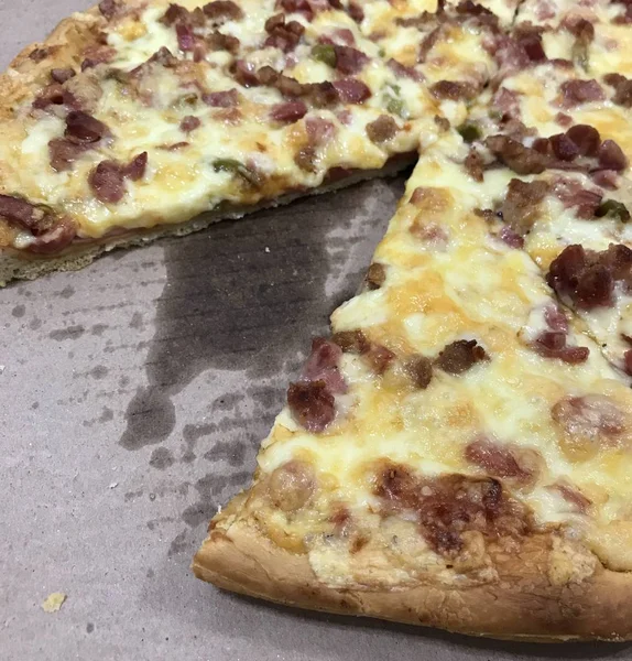 Läcker ostpizza med skinka och grön paprika — Stockfoto