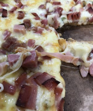 Jambon ve yeşil biber ile lezzetli peynir pizza