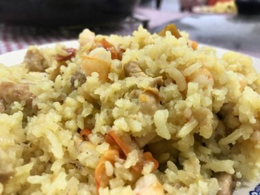 Karides ve tavuk ile Geleneksel İspanyol paella