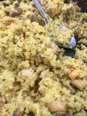 Karides ve tavuk ile Geleneksel İspanyol paella