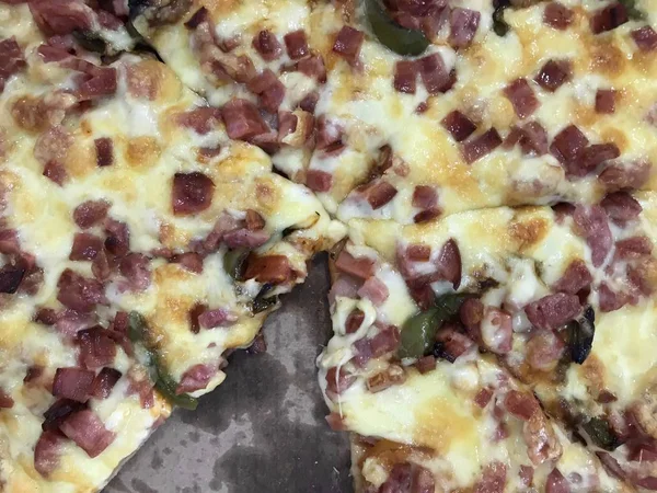 Läcker ostpizza med skinka och grön paprika — Stockfoto