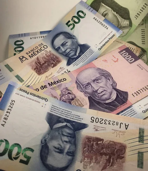 Bancnote peso mexicane izolate pe fundal alb — Fotografie, imagine de stoc