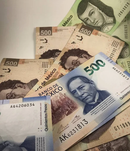 Billetes de peso mexicano aislados sobre fondo blanco —  Fotos de Stock