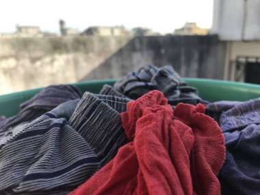 Sepetteki temiz çamaşırların manzarası.