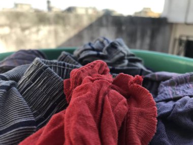 Sepetteki temiz çamaşırların manzarası.