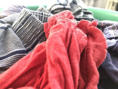 Sepetteki temiz çamaşırların manzarası.