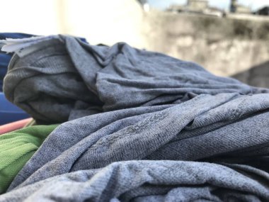 Sepetteki temiz çamaşırların manzarası.