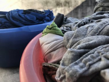 Sepetteki temiz çamaşırların manzarası.