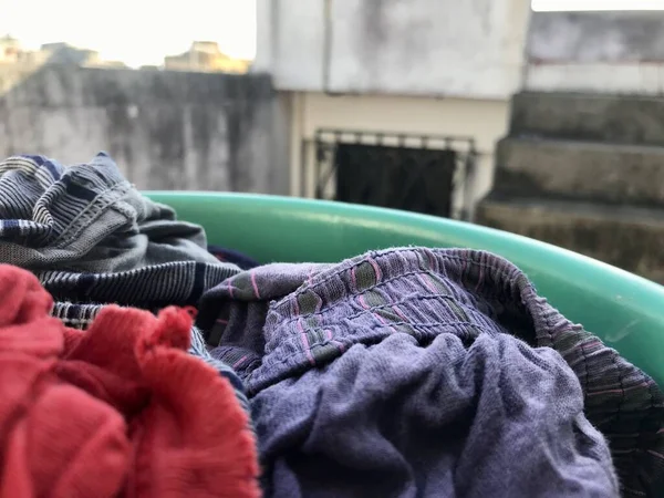 Vista de roupas limpas em uma cesta — Fotografia de Stock