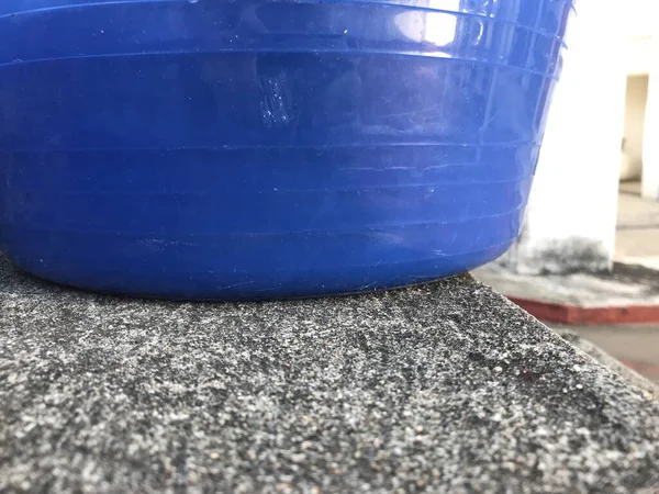 Panier bleu sur la marche d'un escalier en béton — Photo