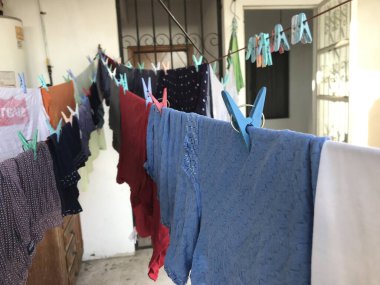 Güneşli bir günde birçok mandal ve kumaş ipin üzerinde.