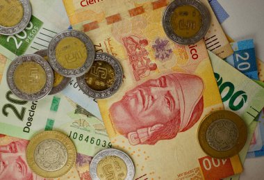 Birçok Meksika pezosu düz bir yüzeye rastgele yayılmış.