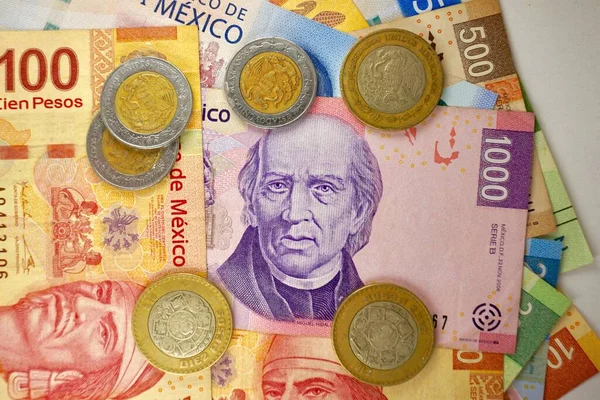 Muchos Billetes Mexicanos Distribuyen Aleatoriamente Sobre Una Superficie Plana —  Fotos de Stock