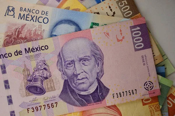Muitos Pesos Mexicanos Contas Espalhadas Aleatoriamente Sobre Uma Superfície Plana Fotografia De Stock