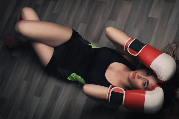 Jonge Vrouw Met Lang Blond Haar Gesloten Ogen Gekleed Fitness — Stockfoto