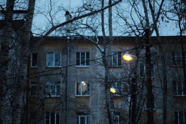 Işıklı evler bağbozumu sokak lambaları ile eski ortaçağ şehir dar Arnavut kaldırımlı sokakta. Gece sanat atış.