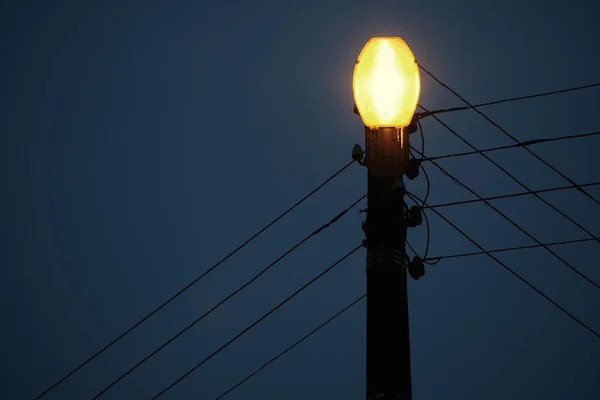 Eine Hängende Straßenlaterne Gegen Einen Heiteren Dunklen Himmel — Stockfoto