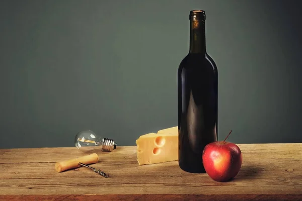 Vida Retrô Ainda Com Vinho Queijo Arte Lâmpada — Fotografia de Stock