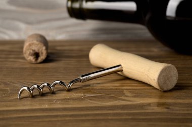 şişe, tirbuşon ve mantar masada vardır bir