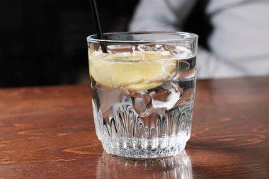 alkollü içki limon ve buz bir eski ahşap masa sanat