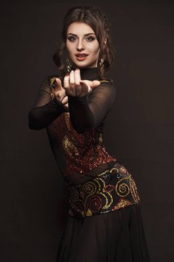 Kırmızı çarpıntı elbiseli güzel dansöz perfoming egzotik dans
