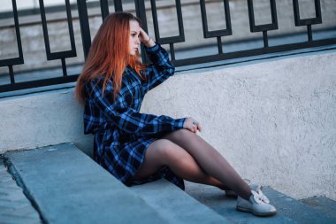 Sakin kız çitin set of önünde sahildeki tek başına ayakta.