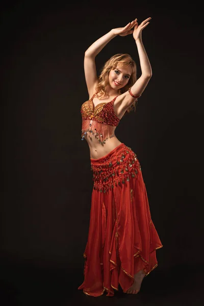 Jóvenes hermosas mujeres exóticas orientales realiza danza del vientre en vestido rojo étnico sobre fondo gris. Captura de estudio — Foto de Stock