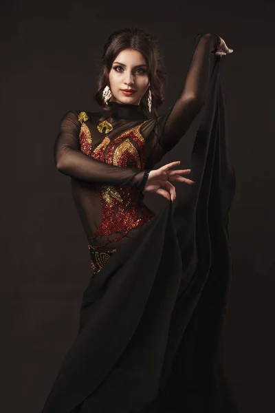 Hermosa bailarina del vientre perfumando danza exótica en vestido de aleteo rojo — Foto de Stock
