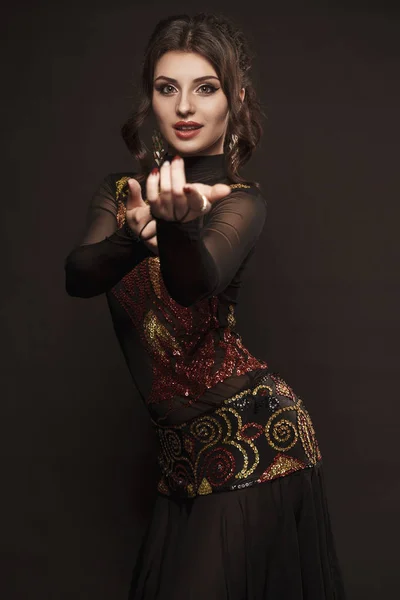 Hermosa bailarina del vientre perfumando danza exótica en vestido de aleteo rojo — Foto de Stock