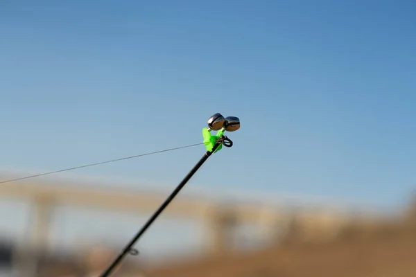 Vissen Bell aan het einde van een hengel. Klokken zullen bellen wanneer de vis is verslaafd. De punt van de hengel met de Fishing alarm Bell. — Stockfoto
