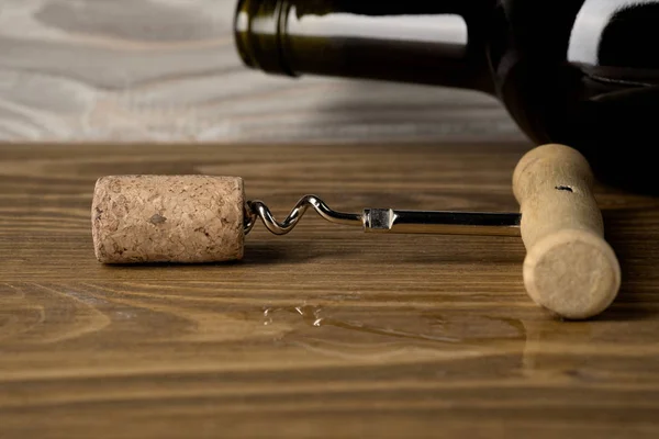 Garrafa de vinho tinto em um velho fundo de madeira — Fotografia de Stock