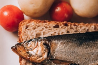 ekmek ev tarzı beyaz tabakta füme sprat balık