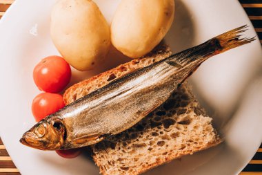 ekmek ev tarzı beyaz tabakta füme sprat balık