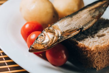 ekmek ev tarzı beyaz tabakta füme sprat balık