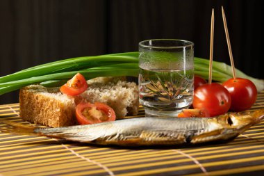 natürmort alkollü votka balık domates yeşil soğan