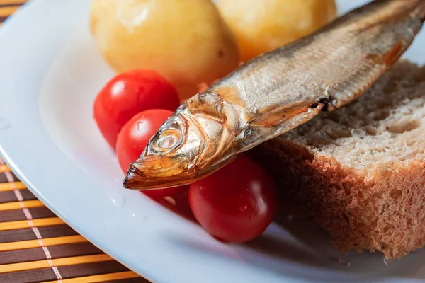 ekmek ev tarzı beyaz tabakta füme sprat balık
