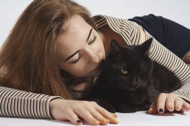 beyaz siyah yaramaz kedi ile kız. neredeyse izole