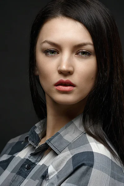 Portret van mooi meisje model met avond make-up en romantisch kapsel. Rode lippen Stockfoto