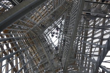 Dağ gözetleme kulesinin çelik yaya köprülerinden oluşan bir labirent.