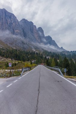 Yolda Doğa Parkı Seceda/Grden güzel South Tyrol içinde