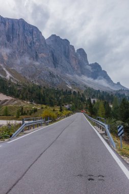 Yolda Doğa Parkı Seceda/Grden güzel South Tyrol içinde