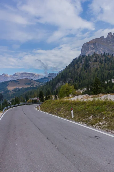 Yolda Doğa Parkı Seceda/Grden güzel South Tyrol içinde