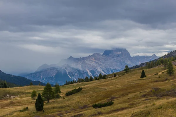 自然公園の美しい南チロル Seceda 未修復の途中 — ストック写真