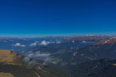 Yolda Doğa Parkı Seceda/Grden güzel South Tyrol içinde