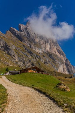 Yolda Doğa Parkı Seceda/Grden güzel South Tyrol içinde