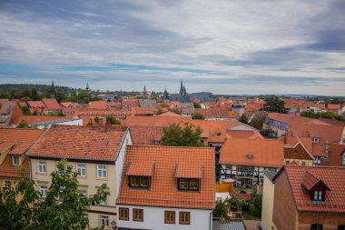 Güneşli bir sonbahar gününde Harz dağlarda İnceleme