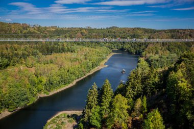 Güneşli bir sonbahar gününde Harz dağlarda İnceleme
