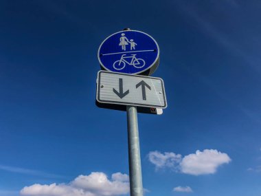 Trafik işaretleri gökyüzünde