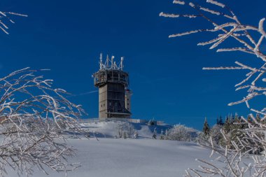 kış güneş ışığı ile Thuringian Forest büyüye