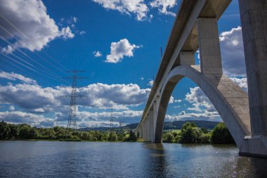 Demiryolu Köprüsü güzel göl manzara Ilmtal vadide